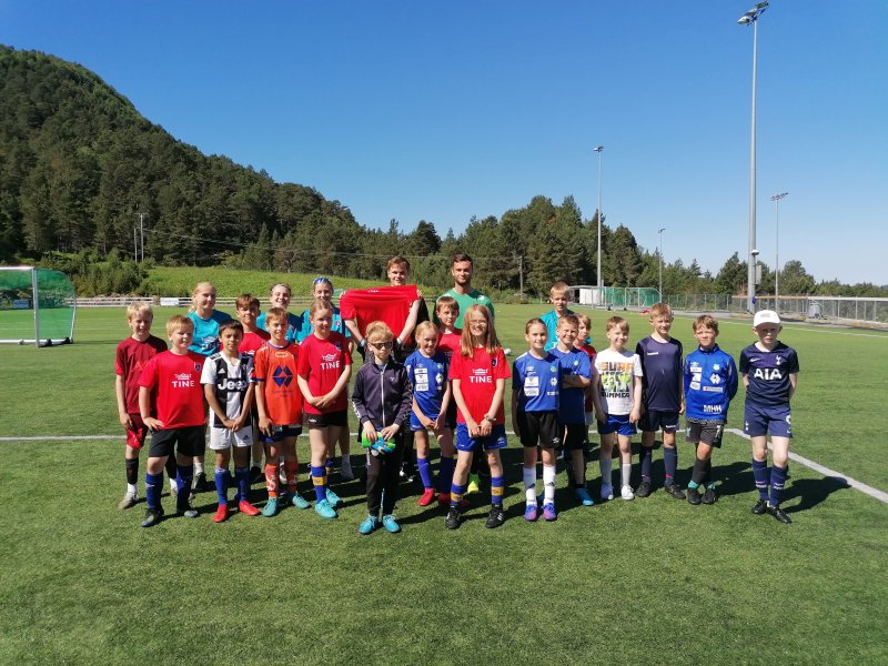 Tor Erik Larsen og Alexander Ammitzbøll besøkte Tines fotballskole på Nes stadion. Her sammen med den yngste gruppa.