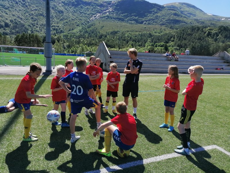 AaFK-spiller Erlend Segberg delte av sine erfaringer da han og David Fällman var innom Tines fotballskole i Langevåg.