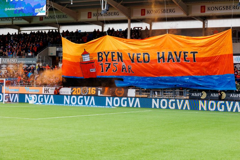 Ålesund 20230410. Aalesunds supportere med tifo under innmarjsen til eliteseriekampen i fotball mellom Aalesund og Vålerenga på Color Line Stadion.Foto: Svein Ove Ekornesvåg / NTB