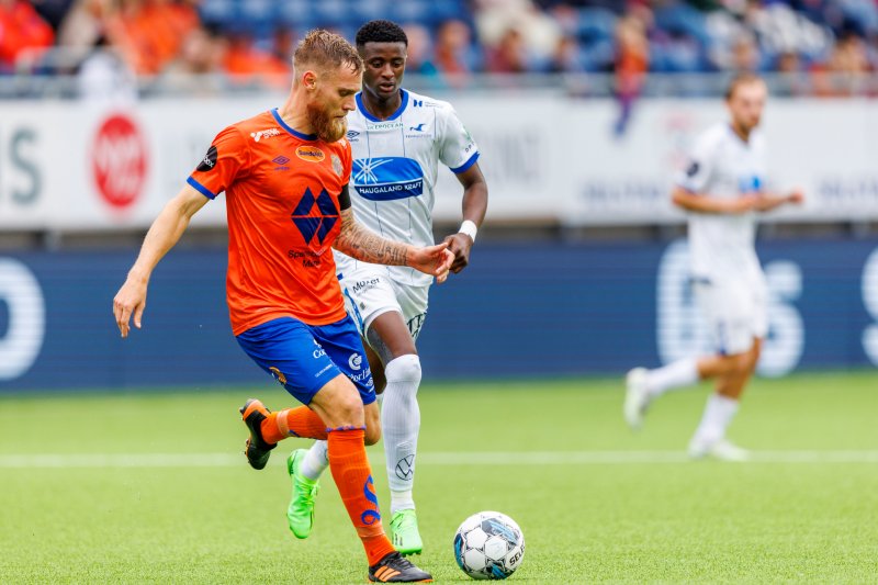 Ålesund 20220813. Aalesunds David Fällman (tv) og Alioune Ndour under eliteseriekampen i fotball mellom Aalesund og Haugesund på Color Line Stadion.Foto: Svein Ove Ekornesvåg / NTB