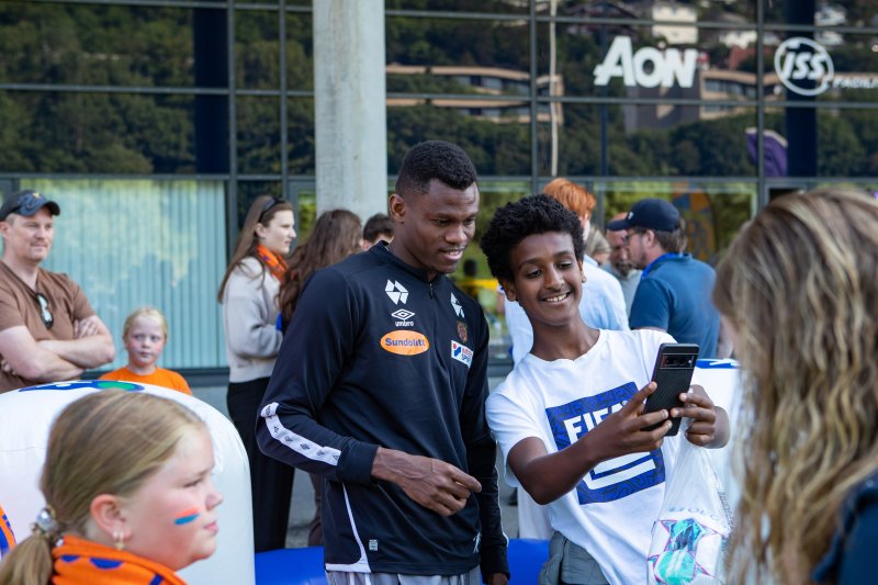 Ebiye Moses tar bilde sammen med en supporter før kampen mot Rosenborg. Foto: Srdan Mudrinic