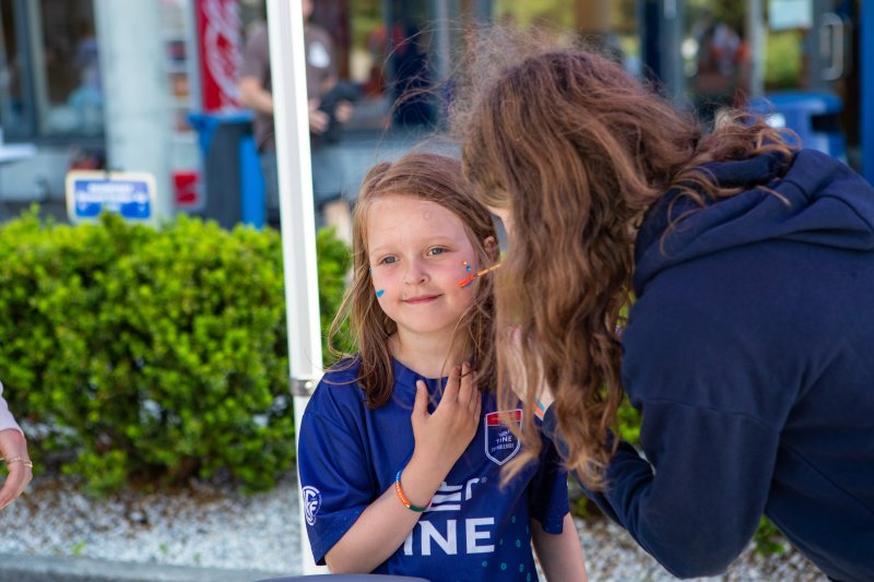 Ansiktsmaling på AaFK sin stand gjorde både små og store klare for kamp. Foto: Srdan Mudrinic