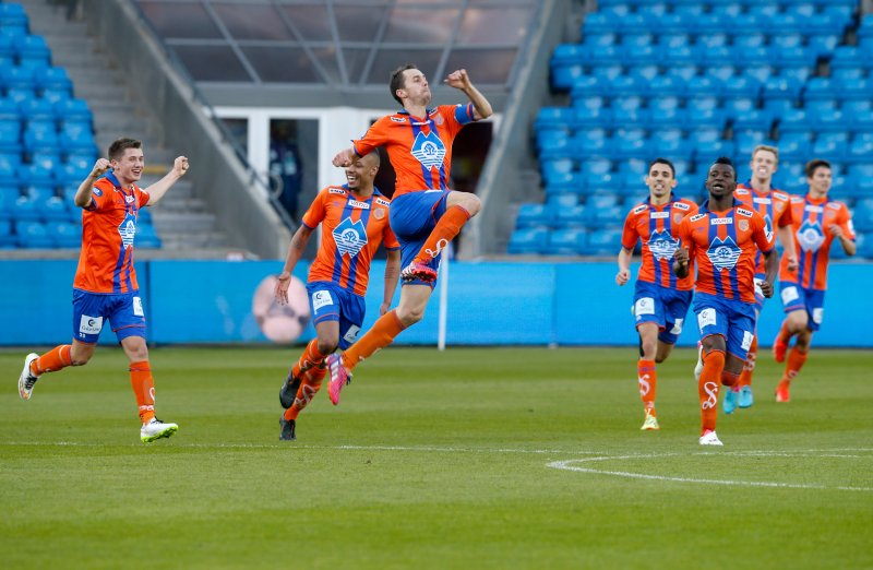 Oslo 20150430.Eliteserien fotball 2015: Vålerenga-Aalesund (1-2). Aalesund med Sakari Mattila i midten, har grunn til å juble etter tre poeng mot Vålerenga i eliteseriekampen mellom Vålerenga og Aalesund på Ullevaal Stadion.Foto: Terje Pedersen / NTB