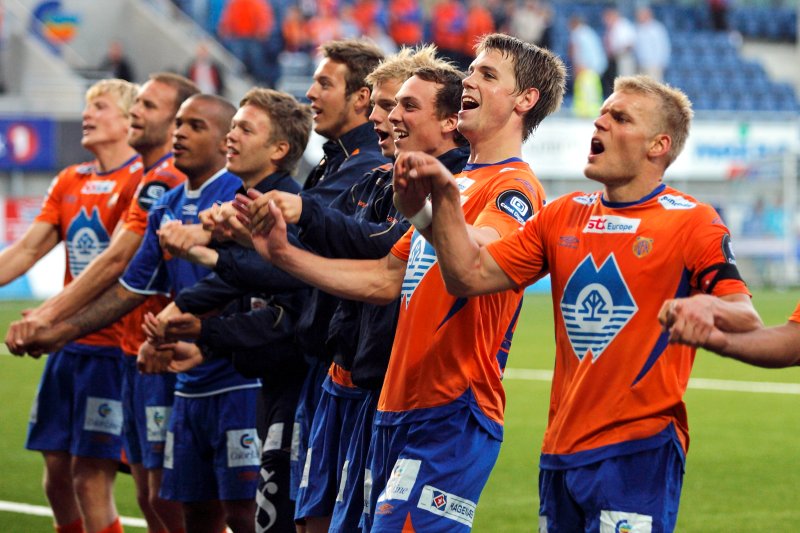 ÅLESUND 20090705:Aalesunds Johan Arneng (t.h.), Daniel Arnefjord, Alexander Mathisen, Peter Orry Larsen, Jonatan Tollås, Sverre Økland, Glenn Roberts, Trond Fredriksen og Jonathan Parr jubler etter eliteseriekampen i fotball mellom Aalesund og Vålerenga på Color Line Stadion i Ålesund søndag kveld som Aafk vant 3-2. Foto: Svein Ove Ekornesvåg / NTB