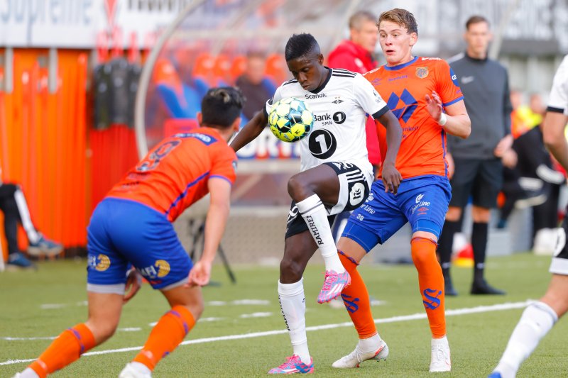 Ålesund 20200927. Rosenborgs Pa Konate (tv) og Isak Dybvik Määttä under eliteseriekampen i fotball mellom Aalesund og Rosenborg på Color Line Stadion.Foto: Svein Ove Ekornesvåg / NTB