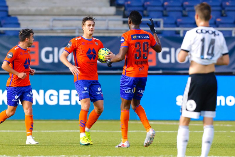 Ålesund 20200927. Aalesunds Sigurd Haugen (med ballen) feirer 1-1 under eliteseriekampen i fotball mellom Aalesund og Rosenborg på Color Line Stadion.Foto: Svein Ove Ekornesvåg / NTB